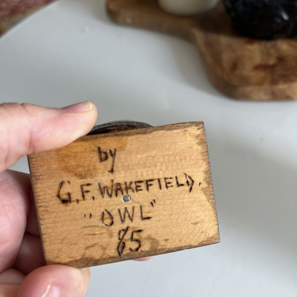 Beautiful Owl Wood Carved Sculpture Glass Eyes Tree Stump Metal Feet Signed - Picture 6 of 7